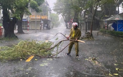 Ảnh: Lực lượng công an Thừa Thiên - Huế giúp dân ứng phó bão số 6