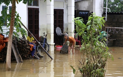 Cuộc sống của người dân trong ngày thứ 3 sống chung với lũ