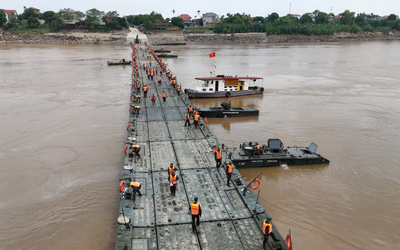 Phà quân sự dừng hoạt động, cầu phao Phong Châu được bắc lại