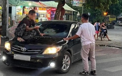 Clip: Người đàn ông nhảy lên nắp capo nghi đánh ghen vợ ngoại tình