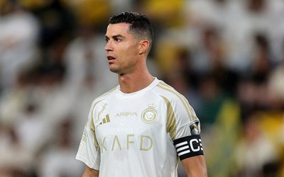 Ronaldo tặng iPhone mạ vàng cho fan nhí sau sự cố đá hỏng phạt đền