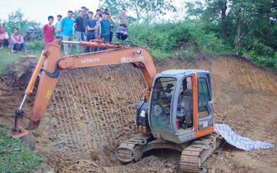 Khởi tố người lái máy xúc khiến 1 cháu bé tử vong ở Bắc Kạn