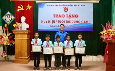 Trao Huy hiệu Tuổi trẻ dũng cảm cho nhóm học sinh cứu sống 2 em nhỏ