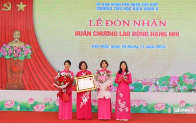 Hà Nội: Trường Tiểu học Dịch Vọng B đón nhận Huân chương Lao động hạng Nhì