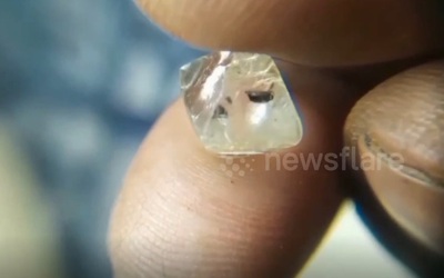 Người đàn ông bất ngờ đào được viên kim cương 5,87 carat