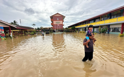 Tấm lòng người cha trong cơn lũ lụt nghiêm trọng ở Malaysia