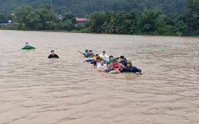 Hơn 100 người trắng đêm tìm kiếm nạn nhân mất tích khi cứu học sinh lớp 5