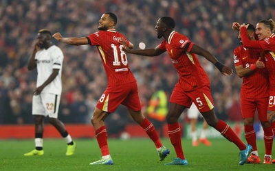 Liverpool lên ngôi đầu Champions League