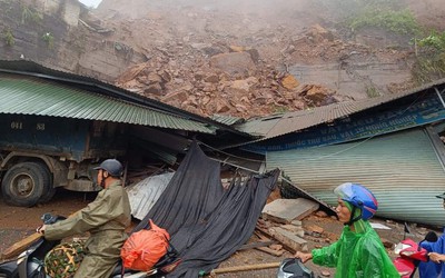 Hà Giang: Sạt lở đất đá vùi nhà kho, người dân hoảng loạn di tản