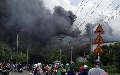 Bình Dương: Lại xảy ra cháy lớn tại công ty gỗ ở Tân Uyên