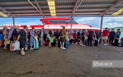 Kiên Giang: Tàu cao tốc hoạt động trở lại, 700 du khách mắc kẹt ở đảo vào đất liền