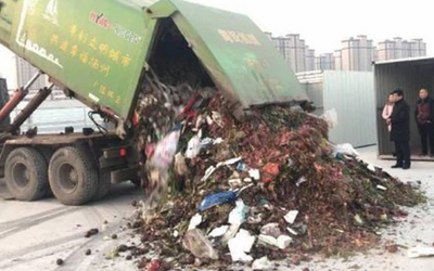 Bới hàng chục tấn rác, tìm được vật quý 380 triệu đồng