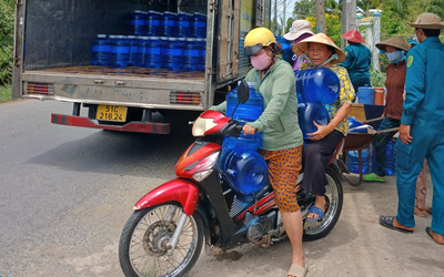 Công ty Coca-Cola Việt Nam mang nước uống miễn phí đến với bà con vùng nước nhiễm mặn tỉnh Long An