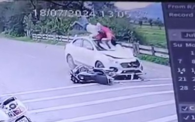 Clip: Ô tô tông 2 người đi xe máy văng lên không trung