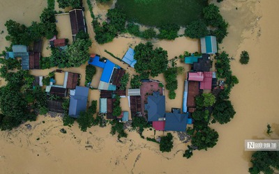Ngoại thành Hà Nội chìm trong "biển nước"