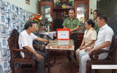 Thăm, tặng quà các đồng chí thương binh công an nhân dân đã nghỉ hưu tại Bình Định