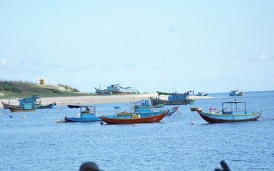 Bình Thuận: Tàu cá gồm 6 người bị lật úp trên biển, 1 người mất tích chưa tìm thấy