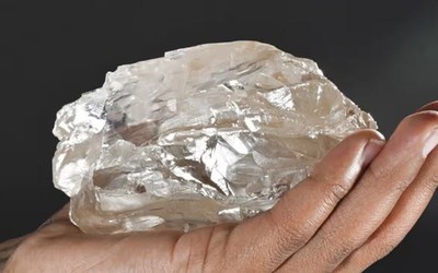 Đào được viên kim cương khổng lồ nặng gần 2.500 carat