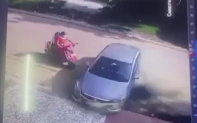 Clip: Chạy hơn 100 km/h, ô tô tông 2 mẹ con đi xe máy văng xa 9m