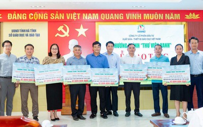 Trao tặng hàng nghìn cuốn sách giáo khoa đến học sinh vùng khó khăn