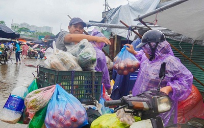 Rau xanh đắt đỏ sau bão, người mua than "giá rau đắt ngang giá thịt"