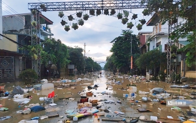 Thành phố Yên Bái ngập ngụa bùn, rác sau lũ