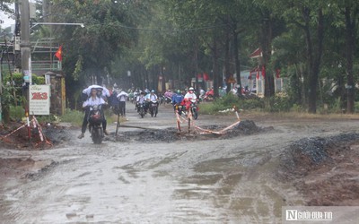 Đắk Lắk: Vướng mặt bằng, tuyến đường hơn 300 tỷ đồng thi công nham nhở, mất ATGT