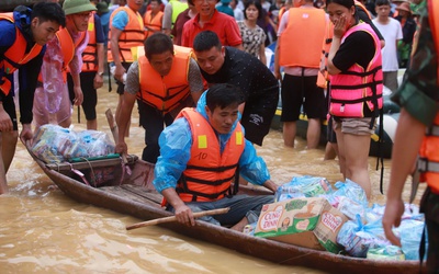 Phía sau 12.000 trang sao kê "lòng tốt"