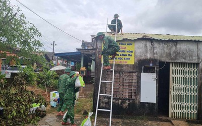 Bộ đội Biên phòng gia cố nhà cửa giúp dân trước khi áp thấp nhiệt đới mạnh lên thành bão