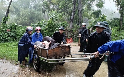 Nghệ An: Mưa lớn gây sạt lở nghiêm trọng, nhiều hộ dân phải di dời