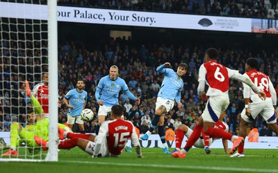 Man City thoát thua trước Arsenal ở phút bù giờ