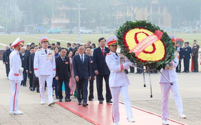 Lãnh đạo Hội Luật gia Việt Nam cùng đại biểu vào Lăng viếng Chủ tịch Hồ Chí Minh