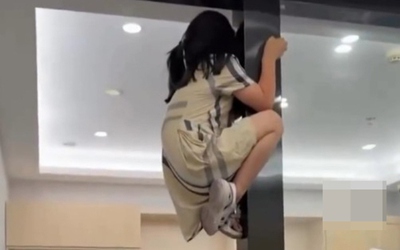 Bé gái "cố thủ" trên khung cửa phòng khám để tránh điều trị tủy răng
