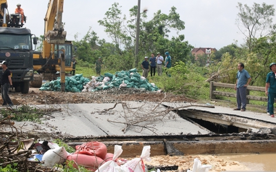 Toàn cảnh sự cố vỡ bờ sông Vinh, hàng trăm người tham gia ứng cứu