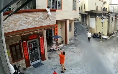 Người phụ nữ tay không đỡ bé trai rơi xuống từ tầng 2