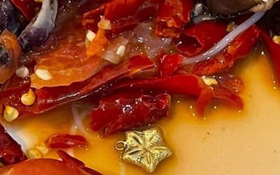 Mua gỏi đu đủ về nhà ăn, cô gái sốc nặng khi tìm thấy vàng bên trong