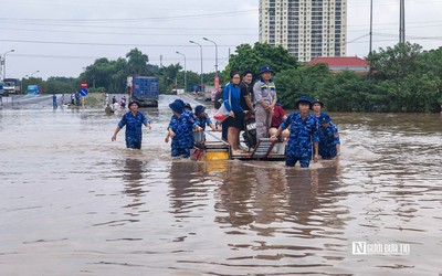 Người dân Hà Nội dùng xe bò "cứu" xe máy trong biển nước