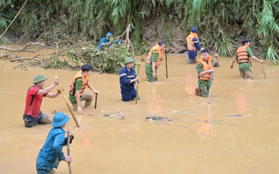 Ao cá bất ngờ bị vỡ, cuốn trôi 4 người đứng trên bờ