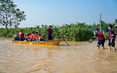 Nước lũ bủa vây, hàng nghìn người dân ngoại thành Hà Nội phải sơ tán