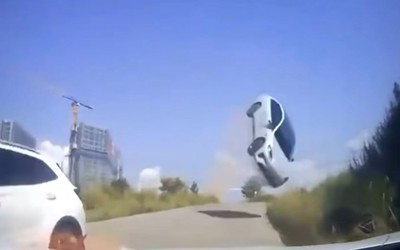 Mất lái, ô tô bay lên không trung 4 mét như phim hành động
