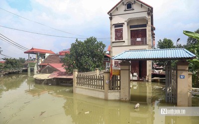 Ngoại thành Hà Nội vẫn chìm trong "biển nước"