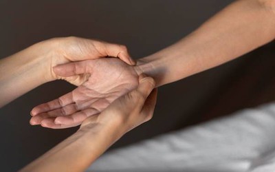 Cứ nghĩ tê tay do mỏi, ai ngờ mắc bệnh nguy hiểm