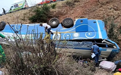 Xe buýt mất lái lao khỏi đường rồi lật ngửa, 42 người tử vong