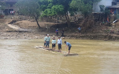 Nghệ An: Cầu dân sinh bị lũ cuốn trôi, người dân kết bè kéo dây vượt suối