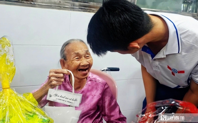 Những nụ cười tươi như hoa của các cụ bà neo đơn khi nhận quà 20/10