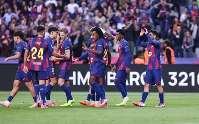 Cầu thủ Barcelona đứng yên và từ chối chơi 15 giây đầu tiên