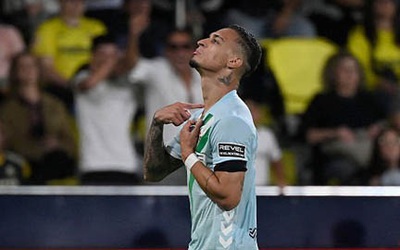 Antony bắt chước màn ăn mừng của Ronaldo khiến người hâm mộ sửng sốt