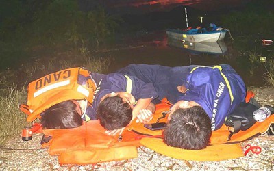 Xúc động hình ảnh 3 chiến sĩ công an chợp mắt sau nhiều giờ cứu trợ vùng lũ