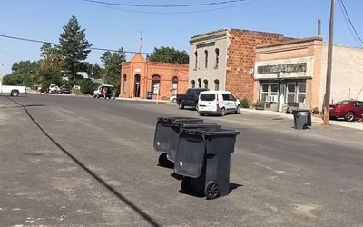 Bé trai 3 tuổi phát hiện thứ "đáng sợ" trong sân nhà, cha mẹ lập tức báo cảnh sát