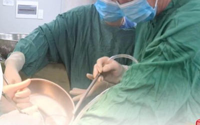 Người đàn ông 44 tuổi vỡ đại tràng vì trò "nghịch dại" của đồng nghiệp